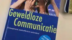 Geweldloze communicatie Ontwapenend, doeltreffend en verbindend Marshall B. Rosenberg Liefdeszaak Anoek Leppink EFT relatietherapeut in Haarlem