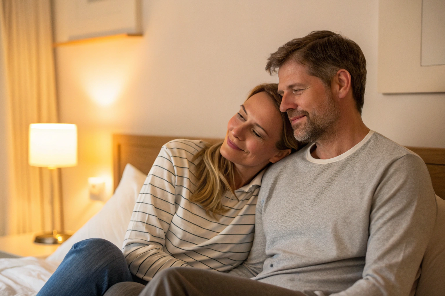 Koppel toont emotionele veiligheid en intimiteit in relatie op bed