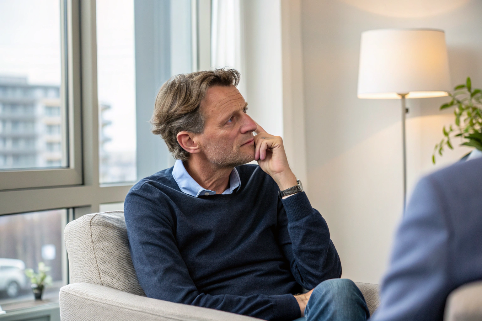 Man in therapiesessie bespreekt emotionele problemen