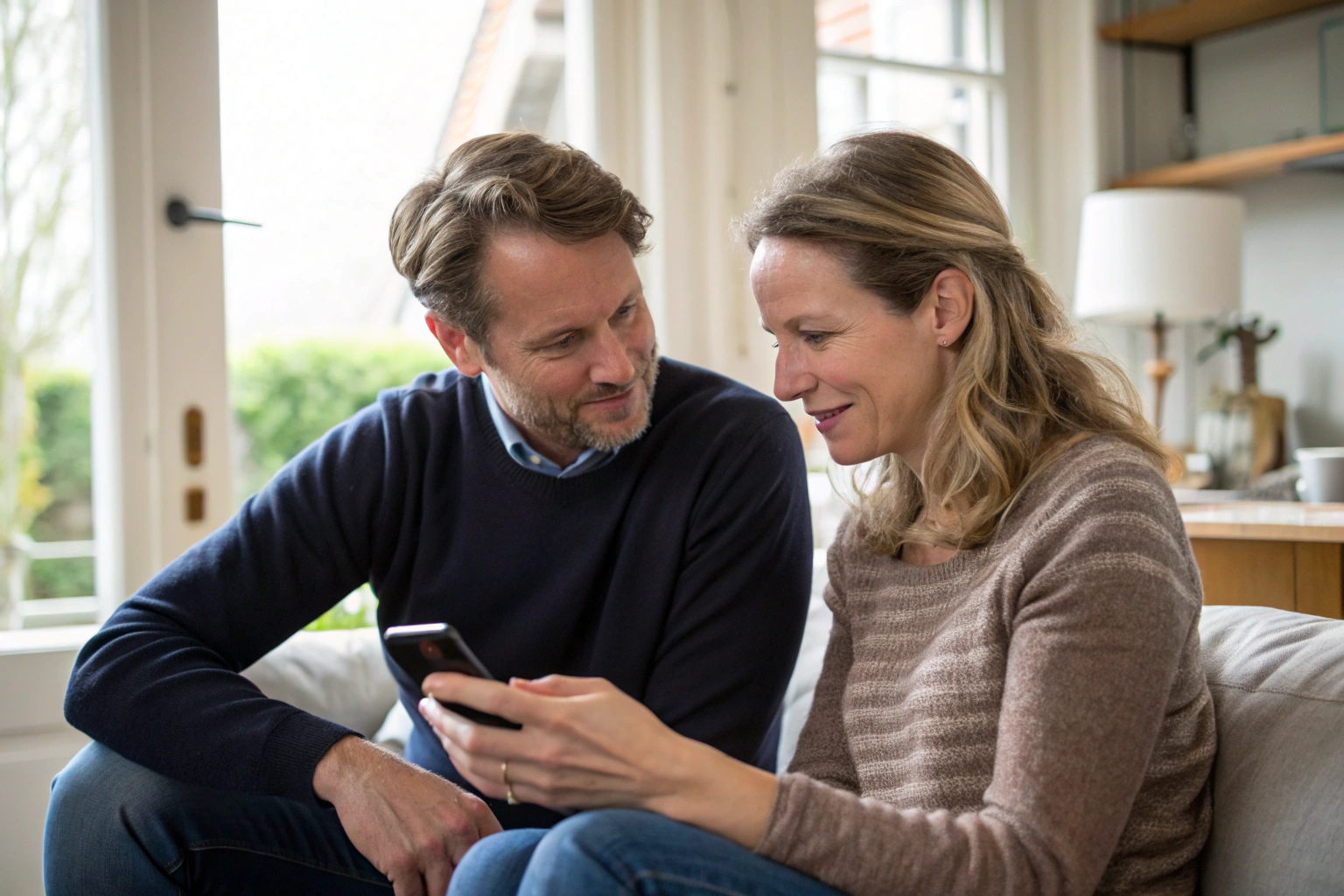 Toegankelijk zijn voor je partner - man luistert aandachtig naar vrouw