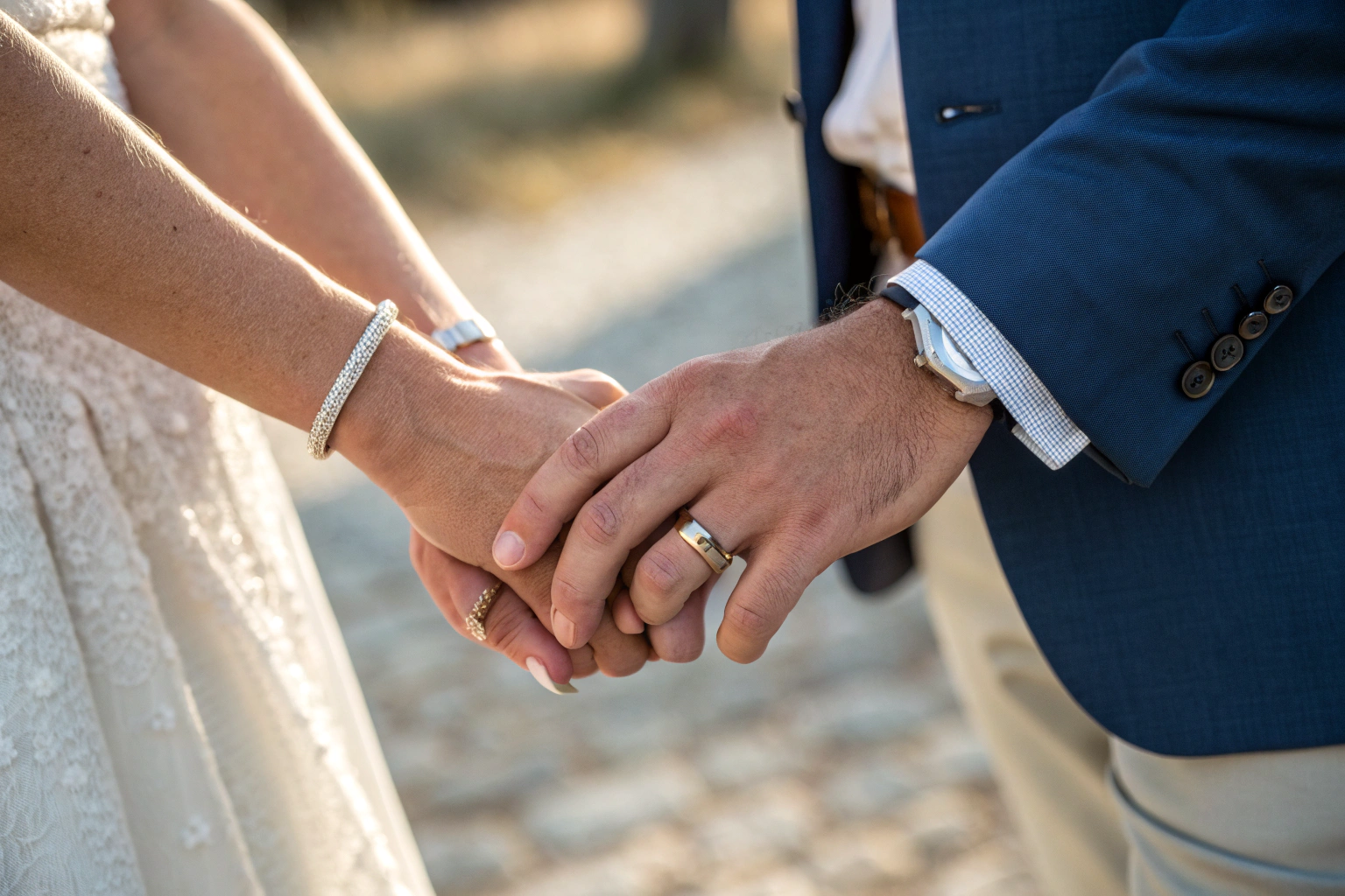 Stel houdt elkaars handen stevig vast toewijding en veiligheid