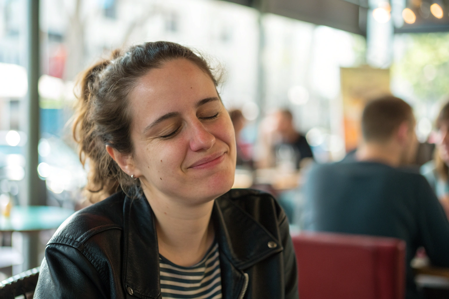 Vrouw die glimlacht terwijl ze uitgeput is door constant pleasen