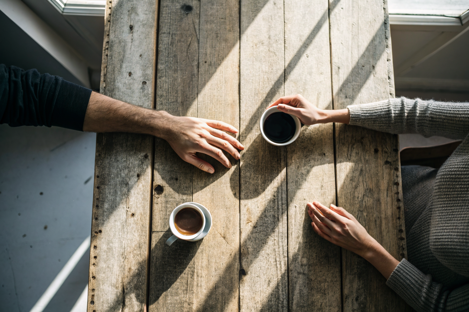 Twee handen reiken naar elkaar: mannelijke en vrouwelijke energie zoeken verbinding