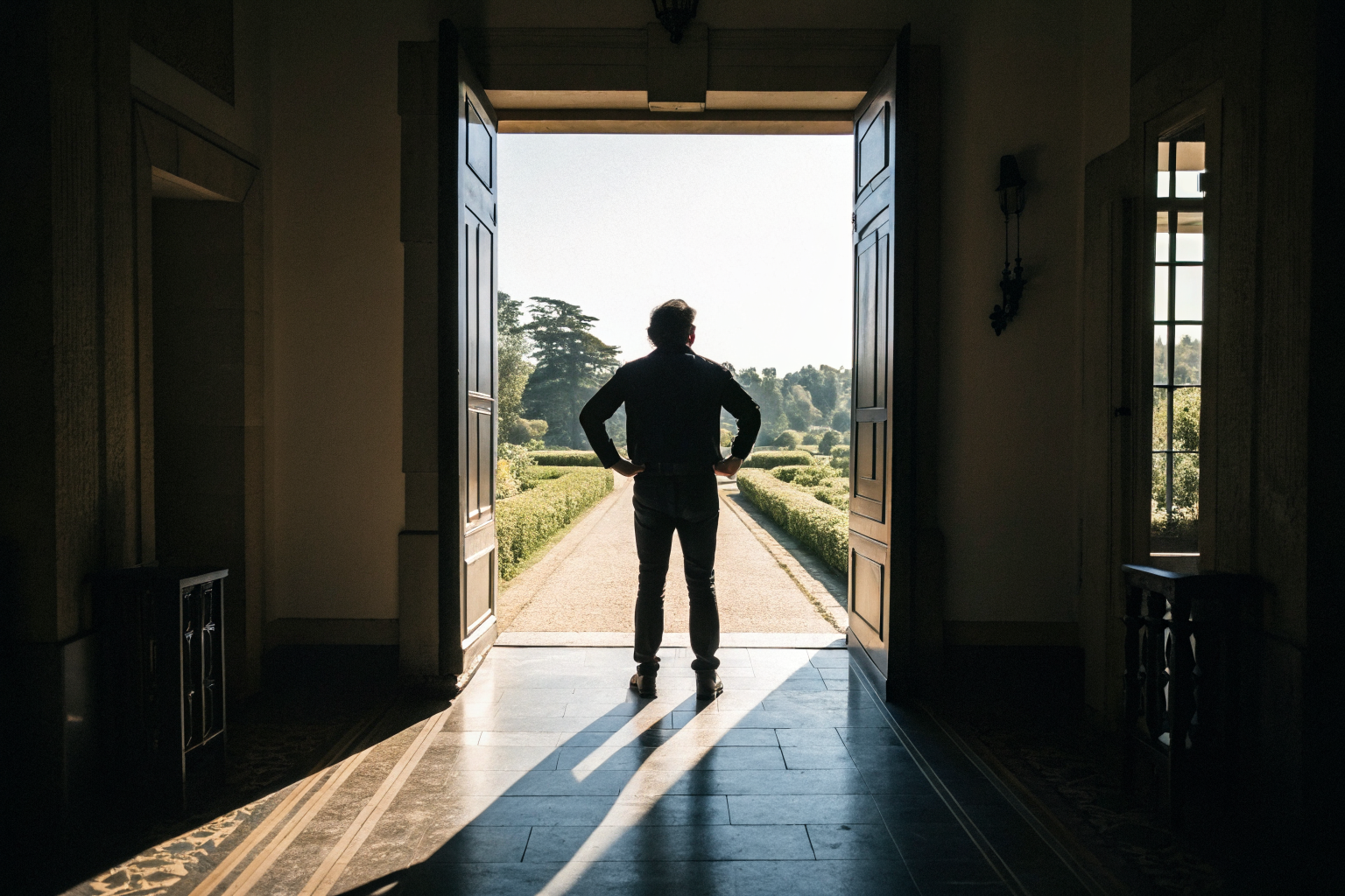 Silhouet in deuropening: vrijheid na het loslaten van voorkeur en gehechtheid