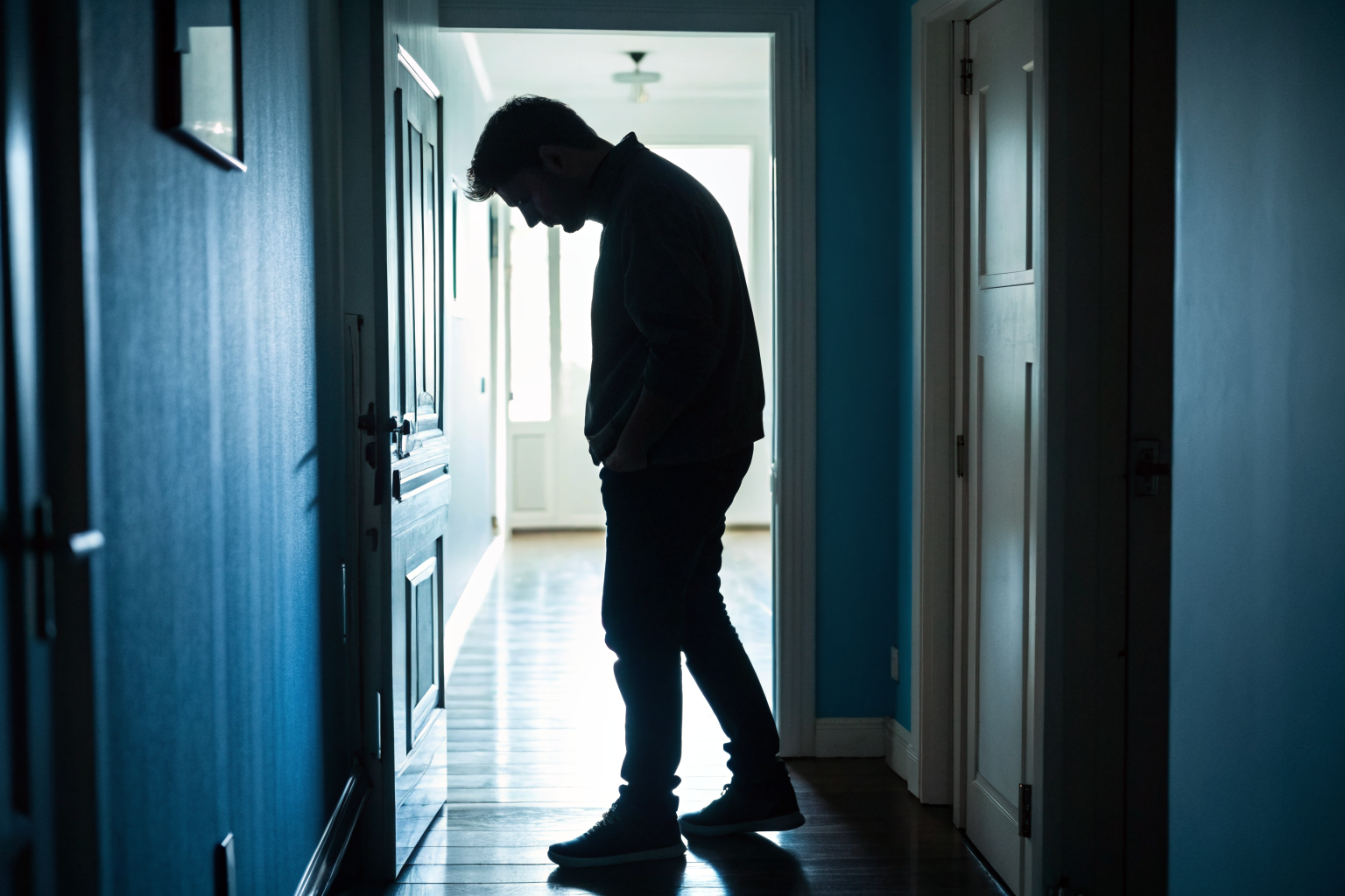 Silhouet van man in deuropening: soevereine mannelijkheid en emotie begrijpen