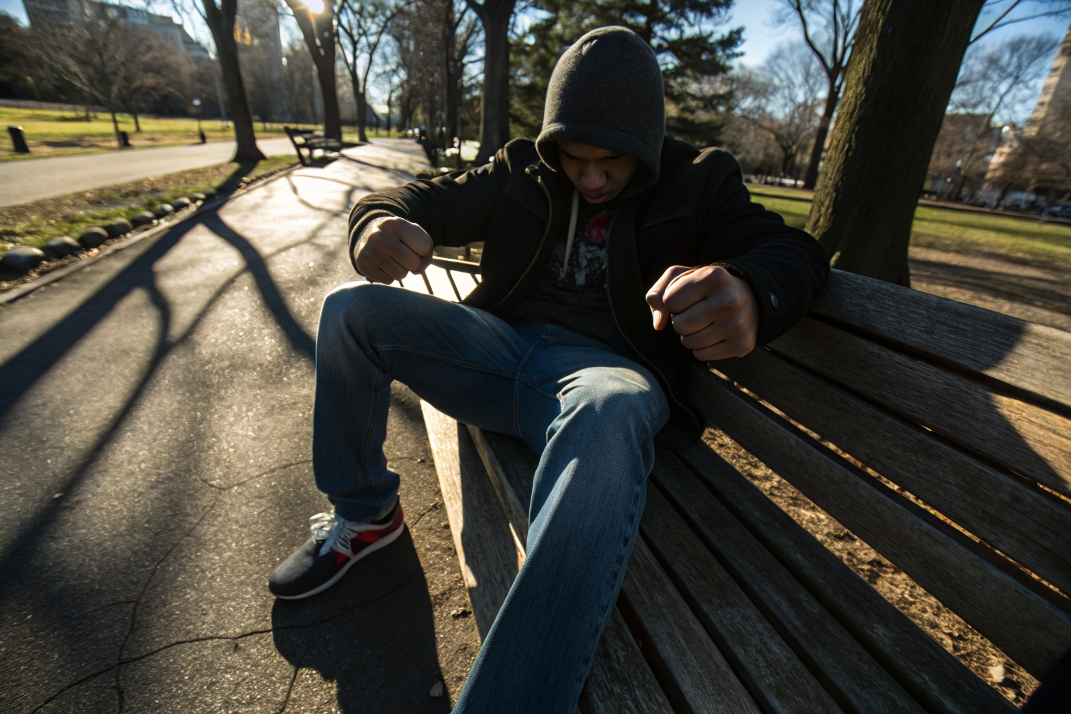 Gebalde vuisten tonen de spanning van verdedigen in plaats van validatie in je relatie