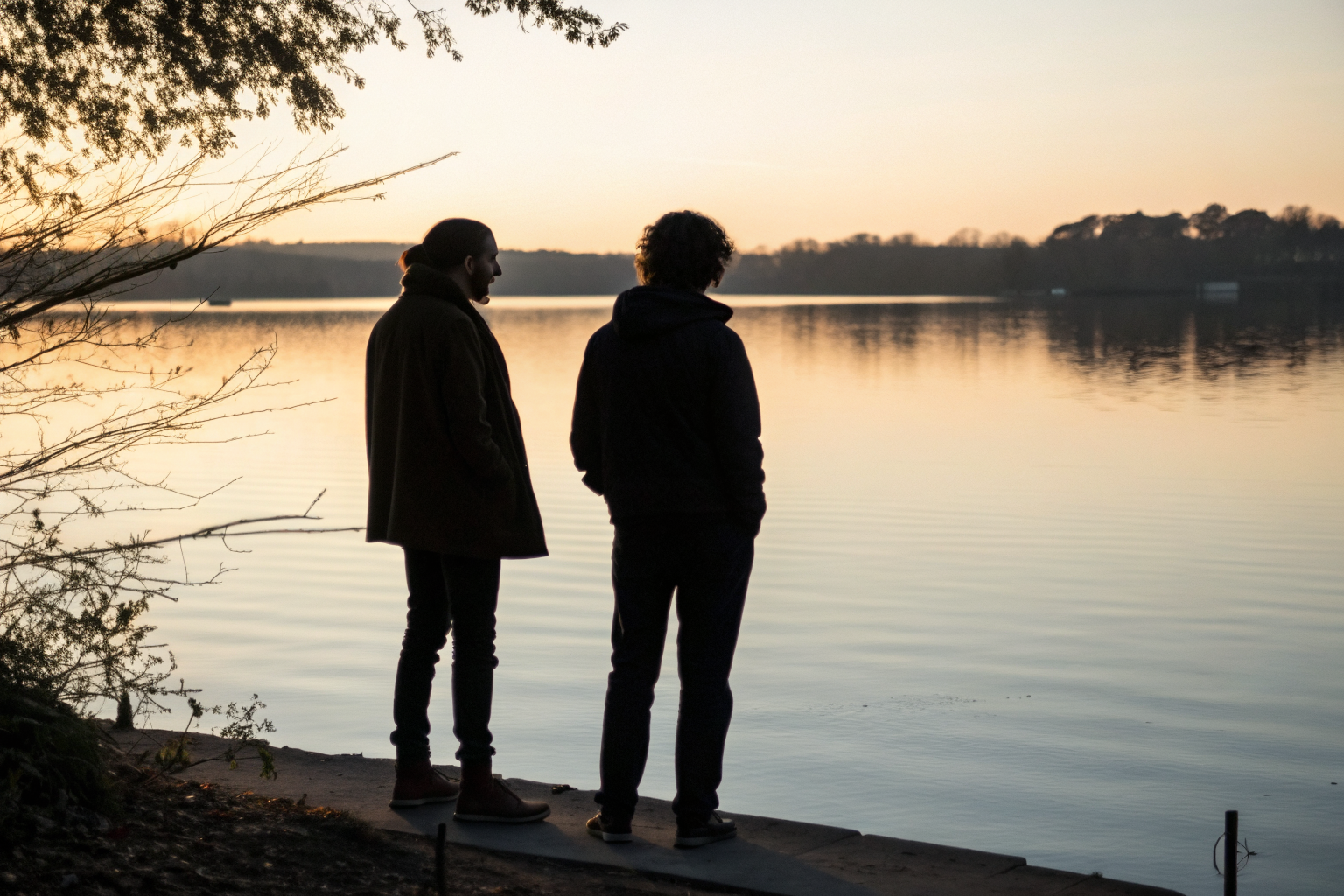 Gelijkwaardigheid in je relatie: twee partners naast elkaar bij het water