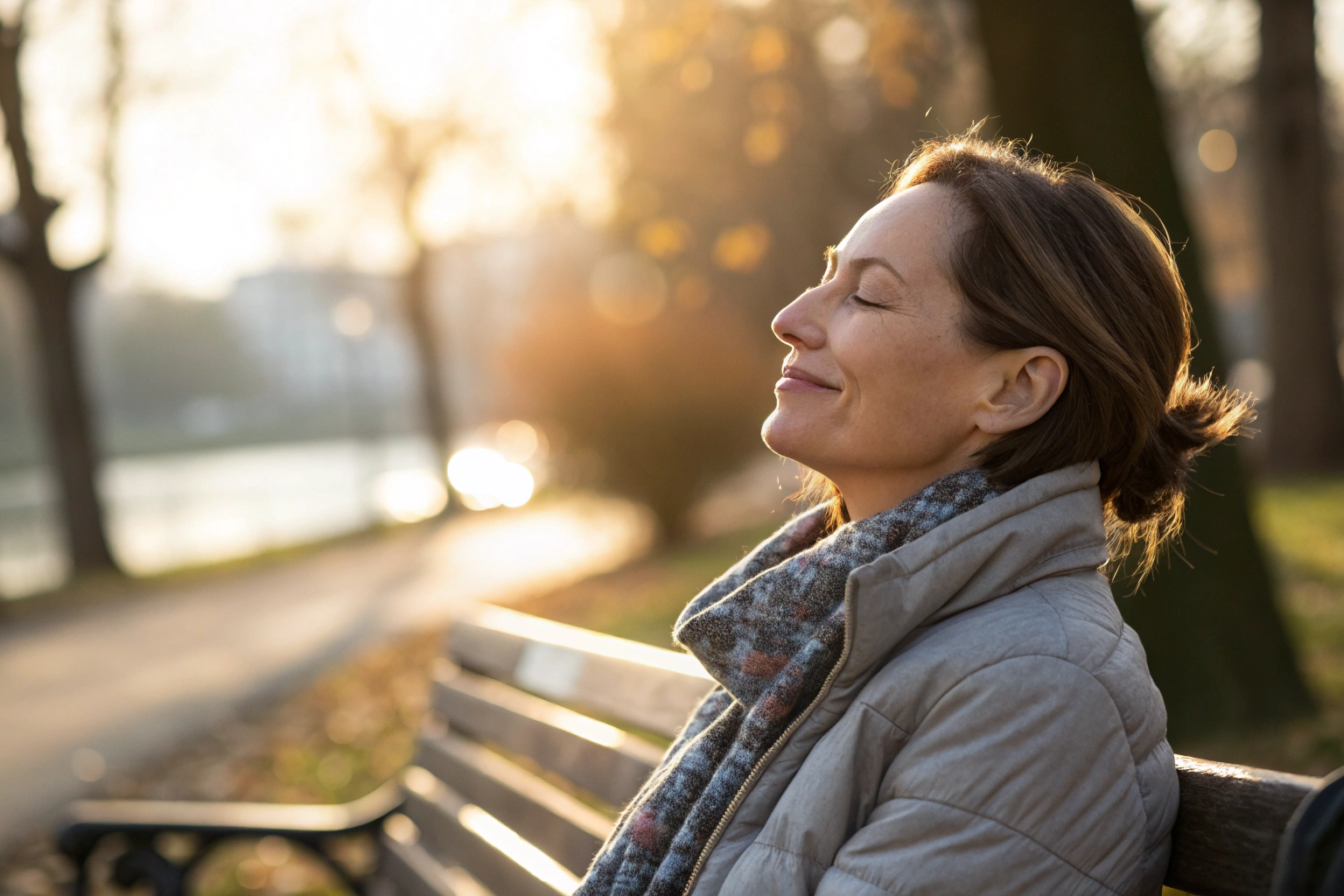 Vrouw die zelfliefde in je relatie beoefent door rustig in een park te zitten