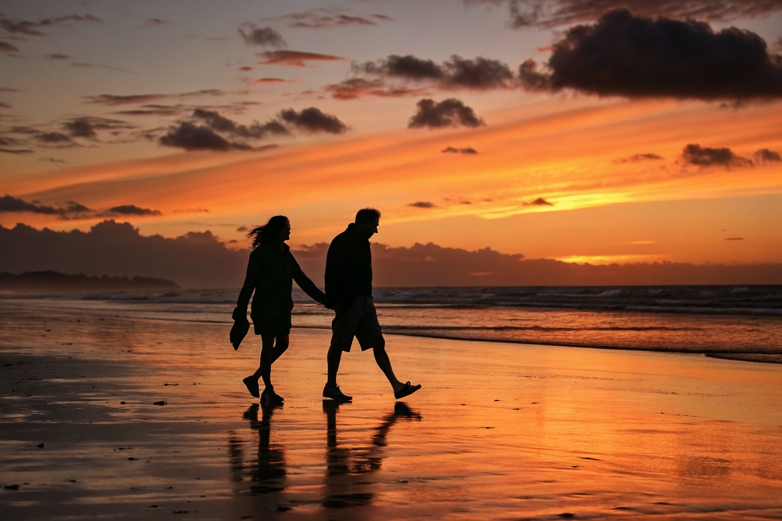 Stel wandelend op strand bij zonsondergang symboliseert geluk door realistische verwachtingen relatie