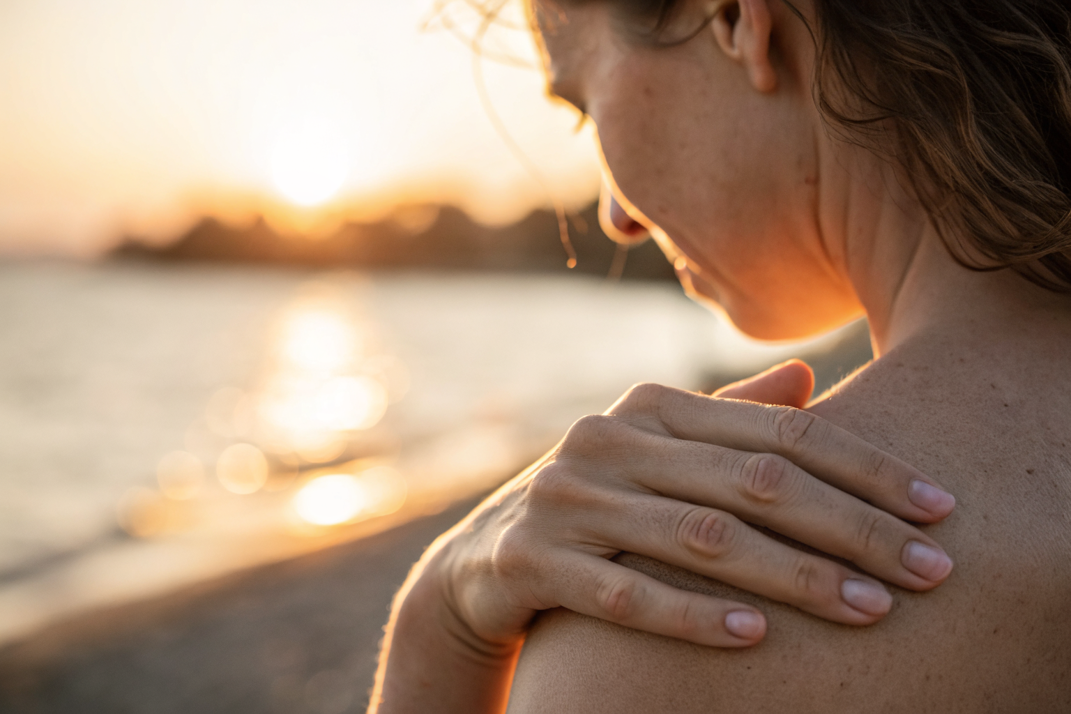 Close-up van vingertoppen op huid, sensorische grounding om terug in je lichaam te komen bij seks