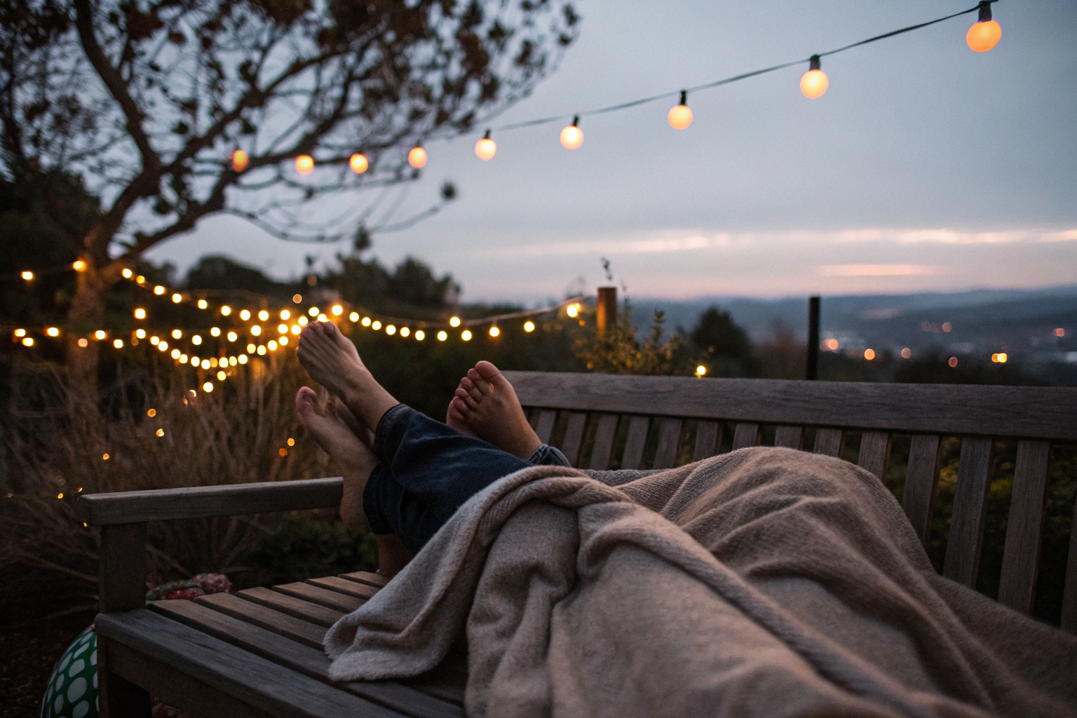Voeten van koppel onder deken in tuin als symbool voor zachtheid door emotionele sterkte