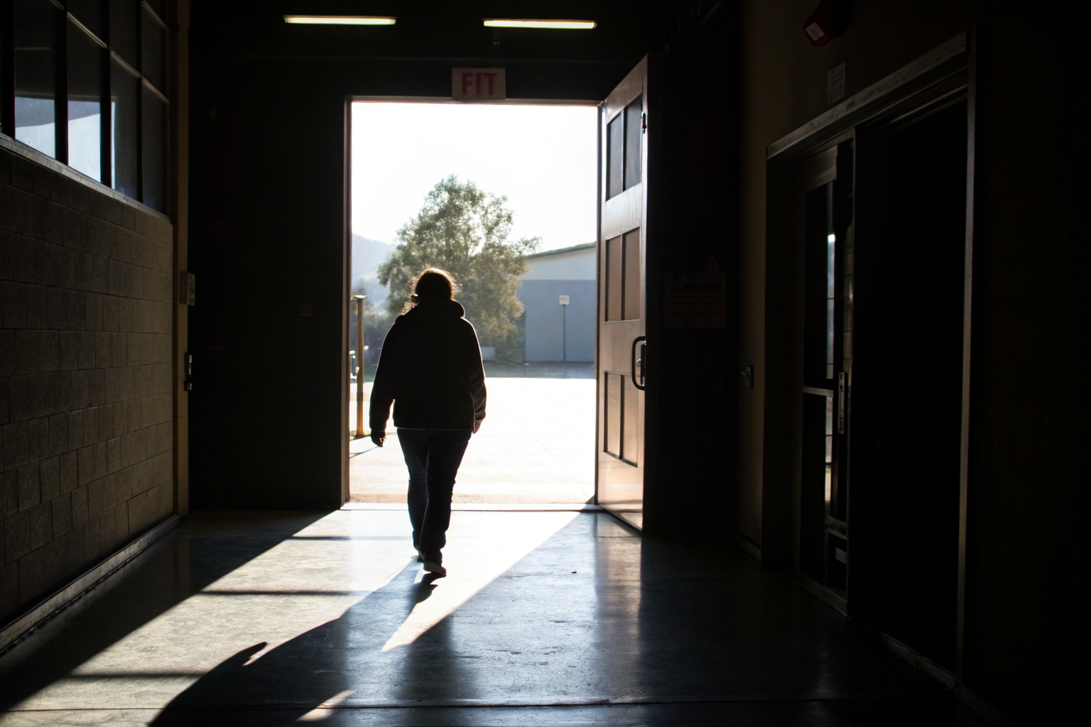 Persoon loopt door deuropening naar licht als beeld voor vertrekken met integriteit