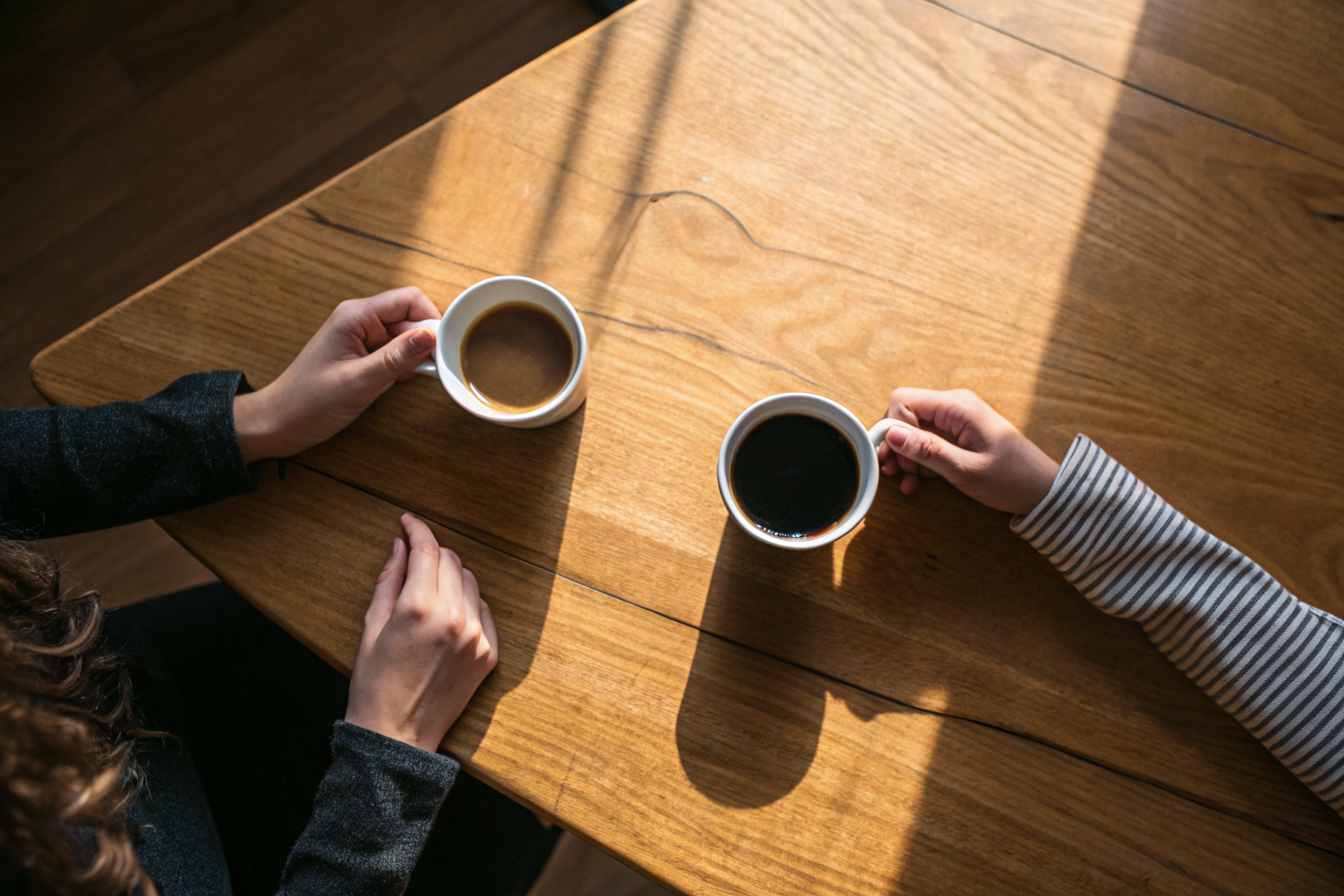 Twee koffiekopjes op tafel als symbool voor sterkte bewijzen en niet ontvangen