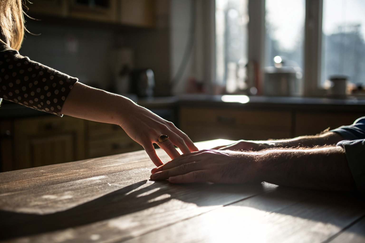 Handen die elkaar net niet raken — wat heb je gehoord als partner