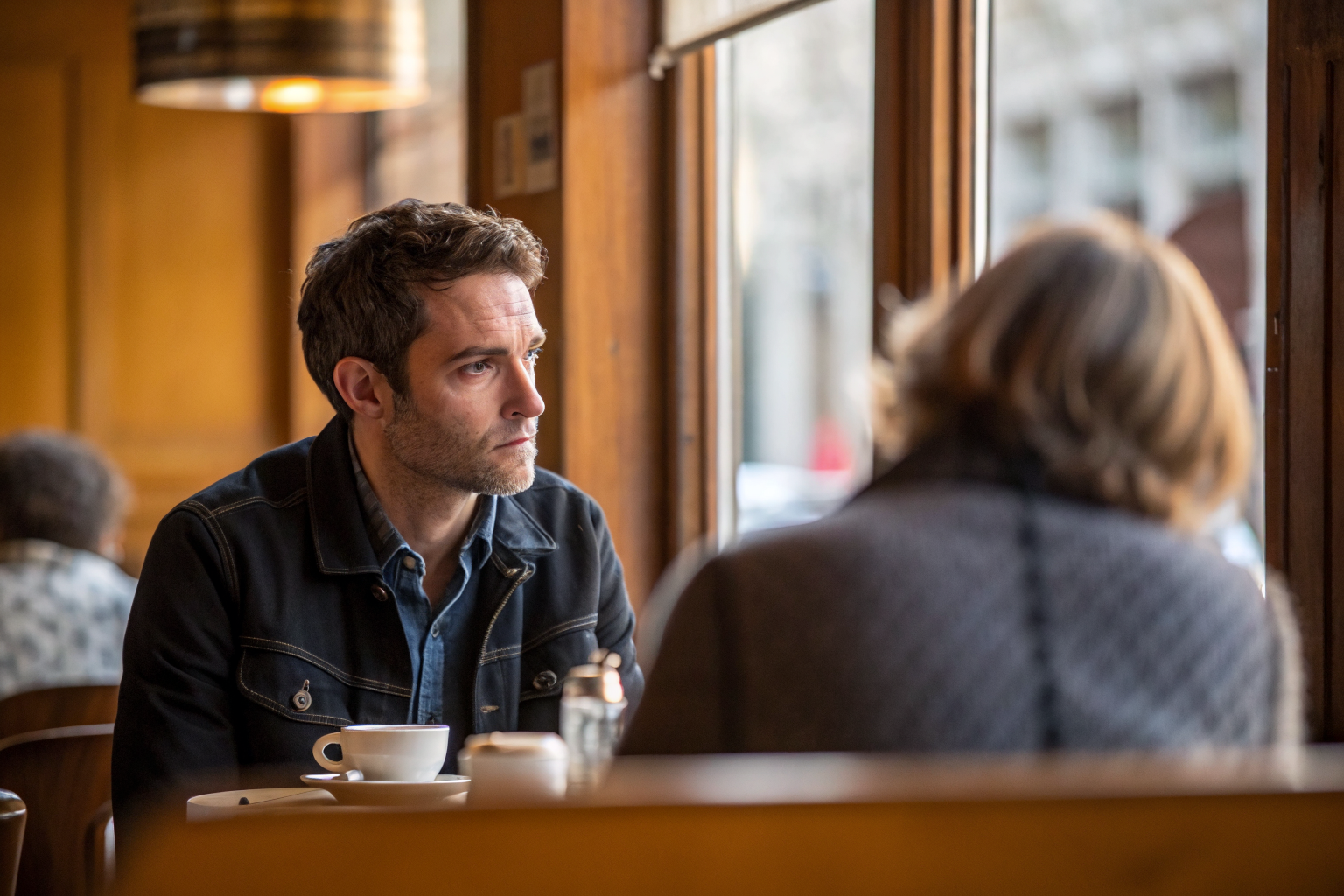 Man luistert aandachtig naar partner — miscommunicatie doorbreken in relatie