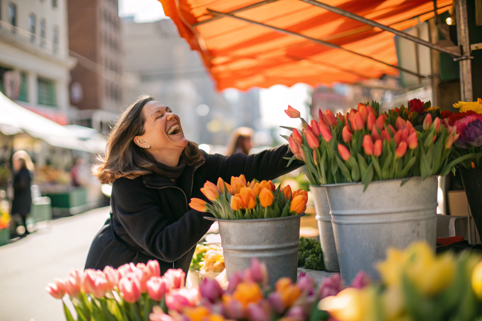 Vrouw lacht bij bloemenmarkt: vrouwen respecteren in je relatie geeft ruimte om te bloeien