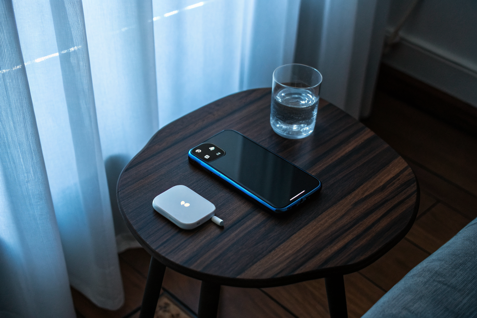 Telefoon met ongelezen bericht als symbool voor stilte en ontkoppeling na conflict