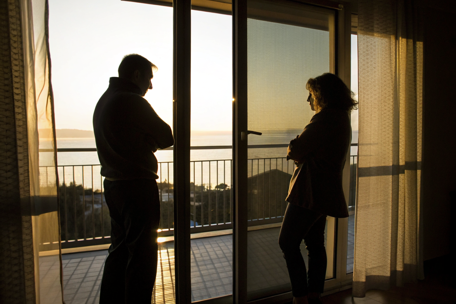 Twee silhouetten door matglas die worstelen met verbinding herstellen