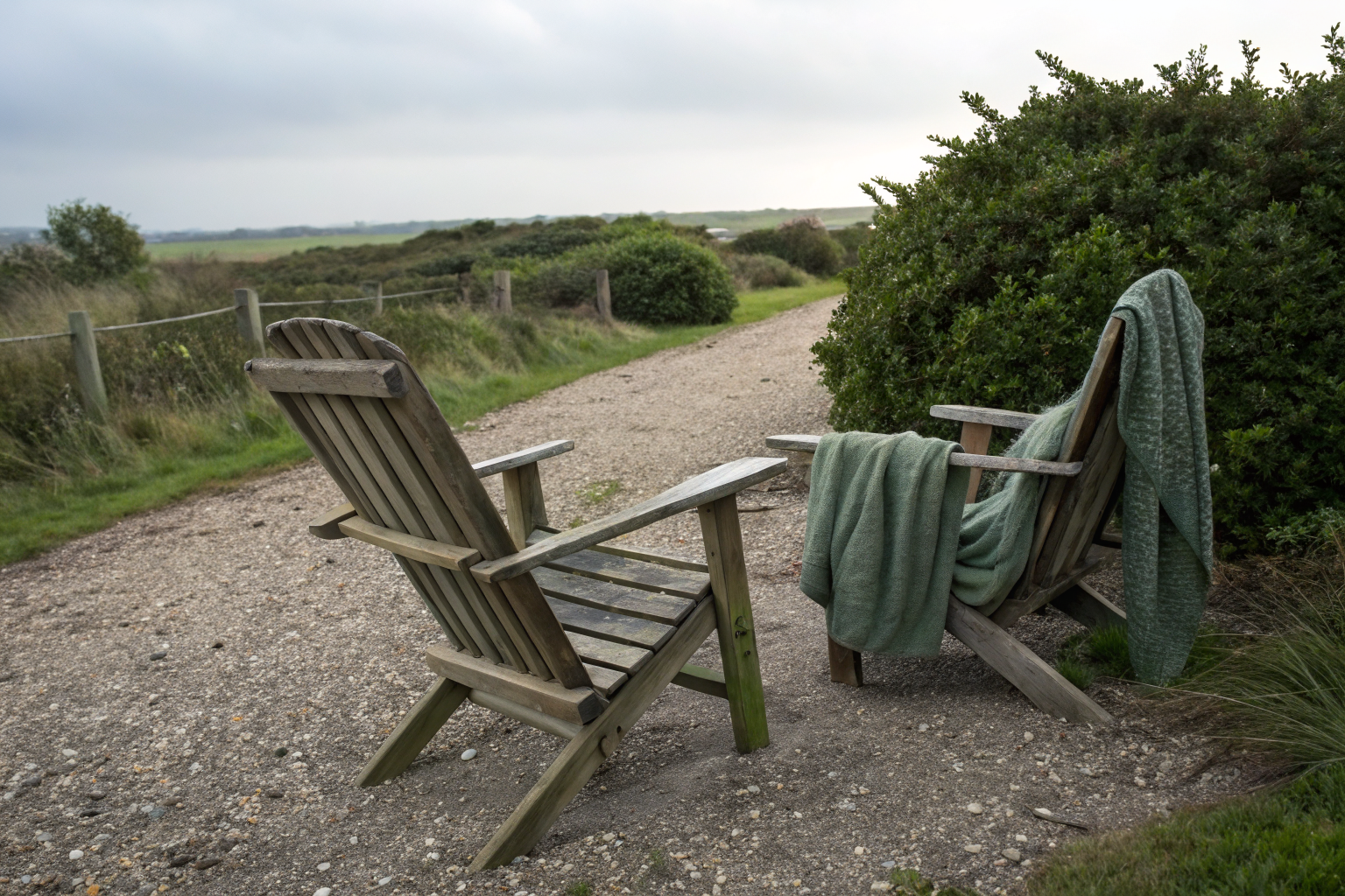 Twee stoelen in een tuin als symbool voor ruimte in liefde partner acceptatie