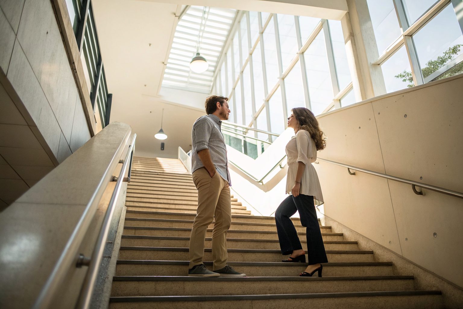 Beeld bij steeds dezelfde ruzie: A man and a woman on a staircase