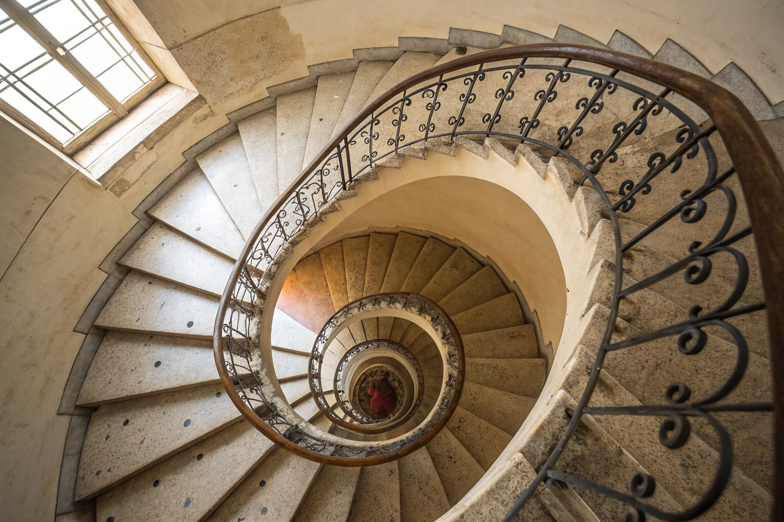 Beeld bij steeds dezelfde ruzie: Overhead view straight down a spiral staircase curving into itself