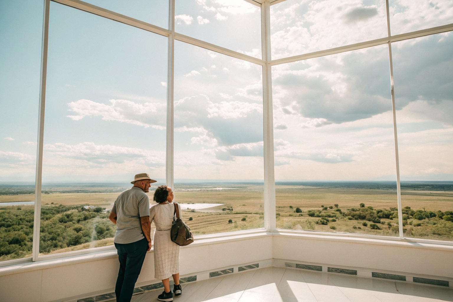 Beeld bij mannelijke draagkracht in relaties: an open, bright landscape under a wide soft sky