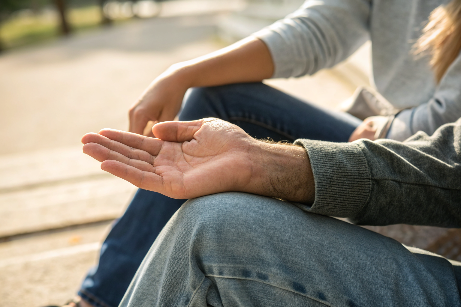 Beeld bij capaciteit voor herstel: Close-up of an adult open relaxed hand resting palm-up on a knee