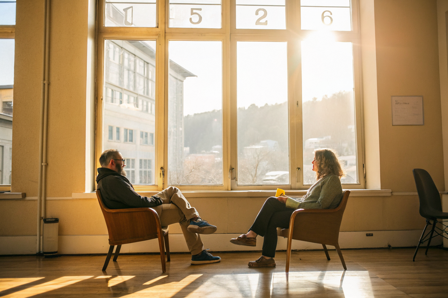 Beeld bij vertrouwdheid in relaties: chair by a sunny window
